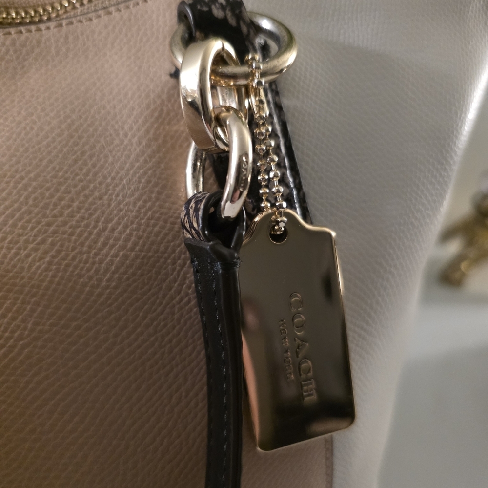 Coach Leather Tote Bag ( New Condition ) - Picture 6 of 16